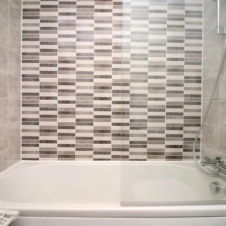 Near The Mall And Zoo Project | 2br Apartman Bristol
