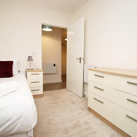 Near The Mall And Zoo Project | 2br Apartman Bristol