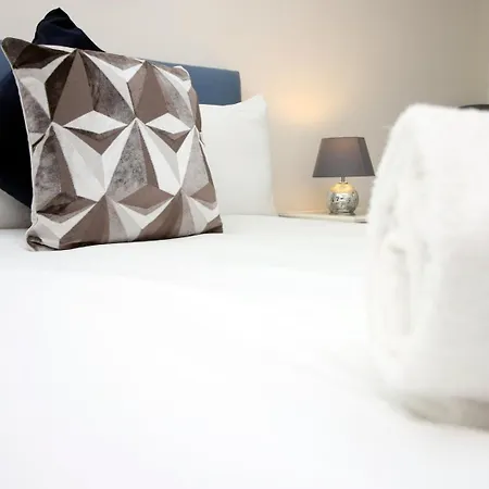 Near The Mall And Zoo Project | 2br Apartman Bristol